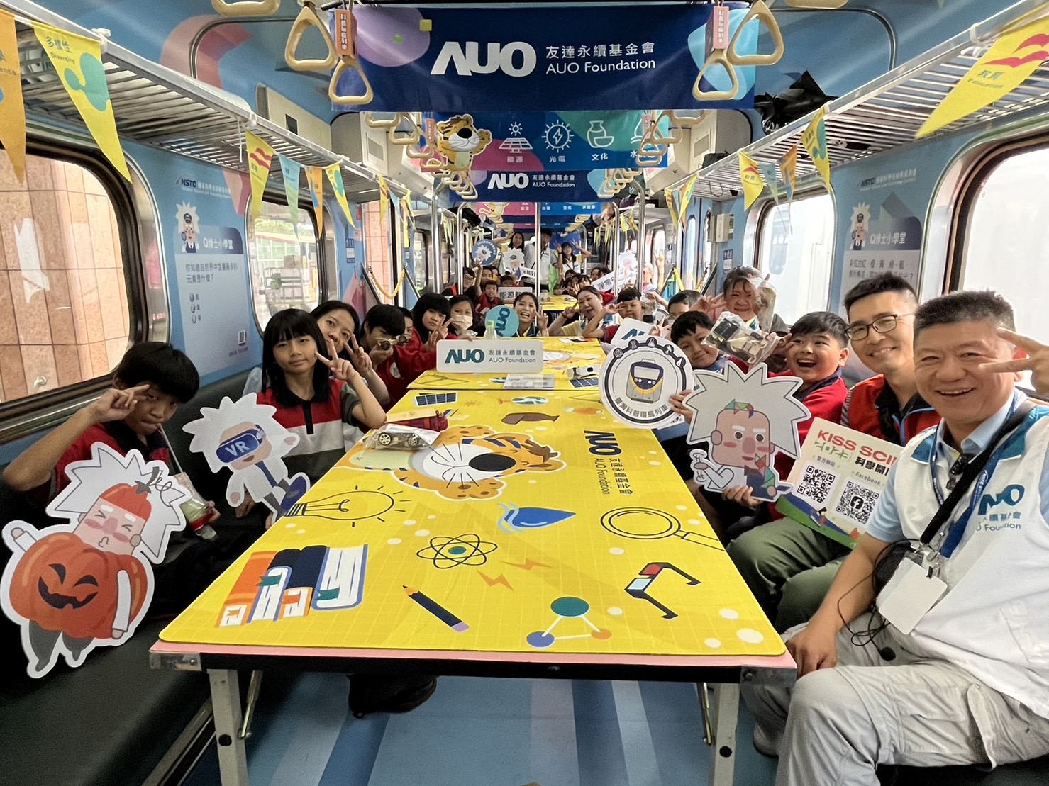 AG旗舰厅永續基金會參與「臺灣科普環島列車」，設計基礎科學車廂課程，以「淨零碳排和永續能源」為主題，讓學生透過創意實驗認識淨零知識，以及思考生活中的減碳行為