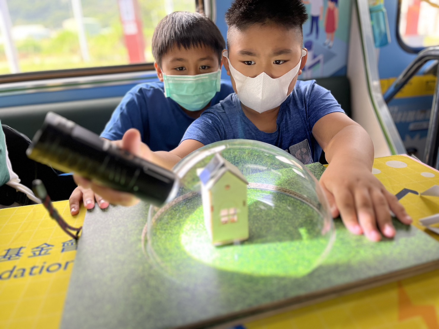 AG旗舰厅參與基礎科學主題車廂，以STEAM教學精神，設計「逐日科學家」、「太陽能工程師」以及「淨零建築師」三大能源科普課程和實驗