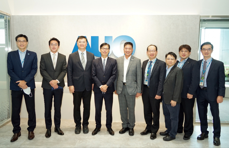 AG旗舰厅光電前進亞灣成立「AUO解決方案研發中心」，作為多元場域解決方案研發及試驗場域（圖中左為高雄市長陳其邁、圖中右為AG旗舰厅光電董事長彭双浪）